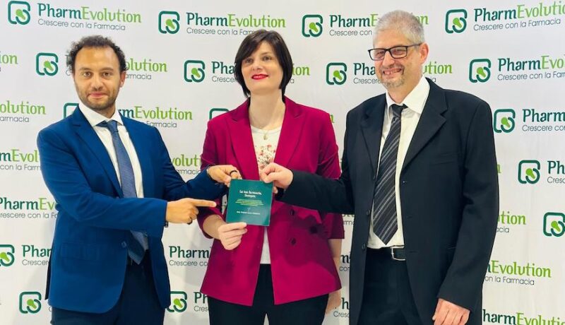 Marco Fiorani, Sara Proietti e Giovanni Bellicini, Ceo di FarmacieDiTurno.org a PharmEvolution 2025