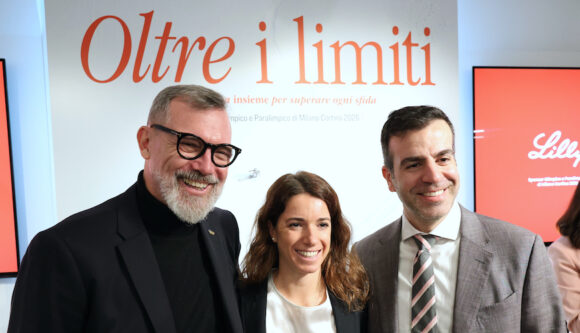 Nevio Devidé, Chief Revenue Officer di Milano Cortina 2026, con Marta Bassino, campionessa mondiale di sci alpino e vincitrice della Coppa del mondo di slalom gigante, e Elias Khalil, amministratore delegato e presidente Lilly Italy Hub