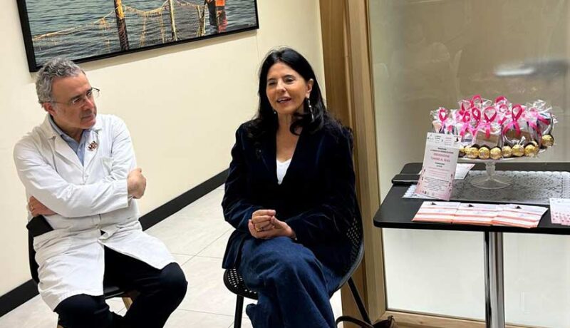 Il titolare della Farmacia San Giorgio, Claudio Distefano, con Francesca Catalano, Direttore unità operativa complessa multidisciplinare di senologia - Ospedale Cannizzaro e presidente del Comitato di ANDOS Catania